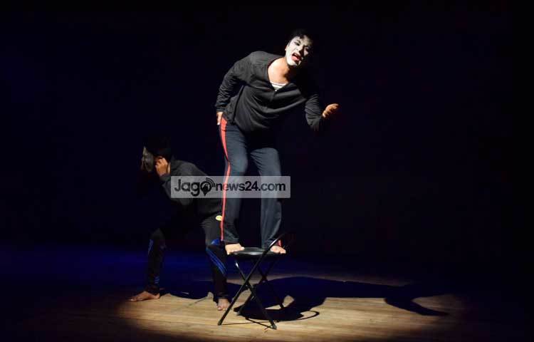 কিংবদন্তি অভিনেতা চার্লি চ্যাপলিনের জন্মবার্ষিকীকে ঘিরে প্যান্টোমাইম মুভমেন্ট ও জেন্টলম্যান প্যান্টোমাইমের যৌথ আয়োজনে মূকাভিনয় অনুষ্ঠিত হয়। ছবি : মাহবুব আলম।