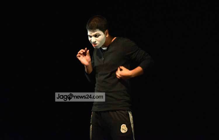 এই উৎসবে রিজোয়ান রাজনের নির্দেশনায় প্যান্টোমাইম মুভমেন্ট পরিবেশন করে হারজিৎ, টিট ফর টেট এবং টু ফার টু ক্লোজ। ছবি : মাহবুব আলম।