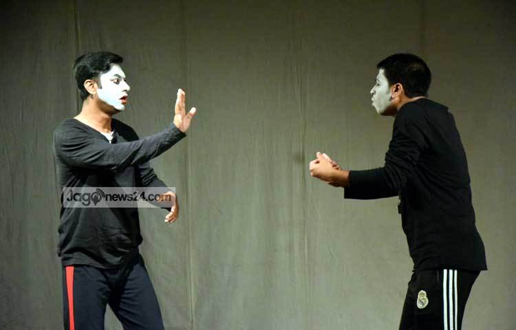 অন্যদিকে রাজ ঘোষের নির্দেশনায় জেন্টলম্যান প্যান্টোমাইম পরিবেশন করে দি কন্ট্রোলার, লাইট অব ডার্কনেস এবং ডেমোক্রেসি। ছবি : মাহবুব আলম।