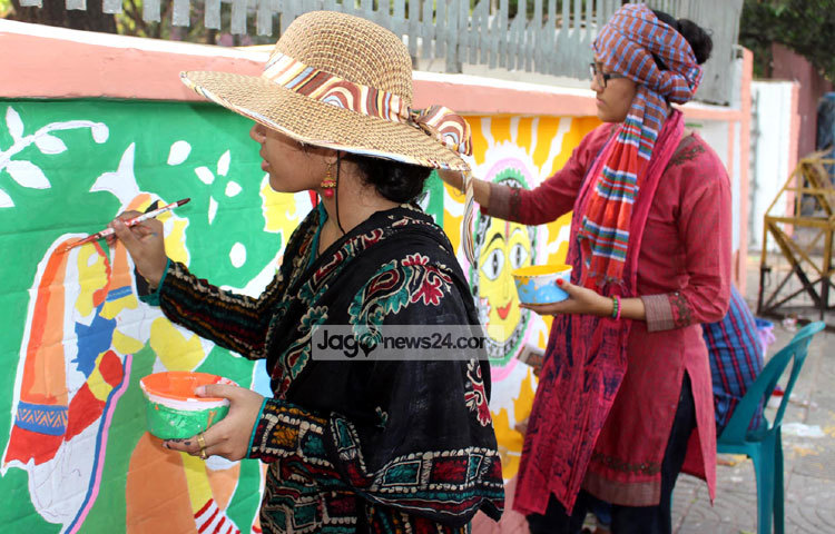 মনের মাধুরী মিশিয়ে আবহমান বাংলার নানা দৃশ্য চিত্রিত করছেন শিল্পীরা। ছবি : বিপ্লব দিক্ষিৎ।