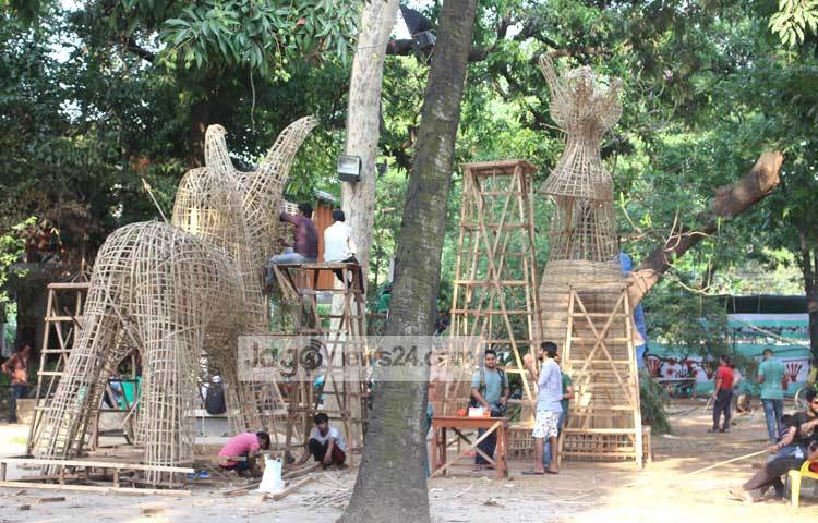 চারুকলার ছাত্ররা নতুন বছরকে বরণ করতে নানা আয়োজন নিয়ে উদয়-অস্ত ব্যস্ত সময় পার করছেন। ছবি : বিপ্লব দিক্ষিৎ।