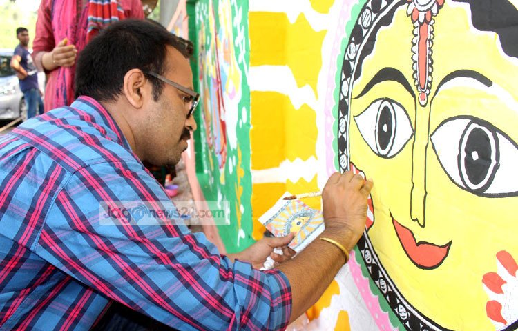 চিরায়ত বাংলার নারীরূপ তুলির আচড়ে ফুটিয়ে তুলছেন শিল্পী। ছবি : বিপ্লব দিক্ষিৎ।