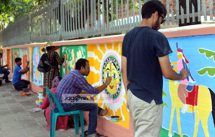 চারুকলার দেয়াল সাজাতে ব্যস্ত শিল্পীরা। ছবি : বিপ্লব দিক্ষিৎ।