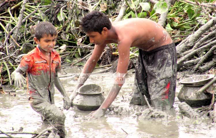 মৎস্য শিকারে নিমগ্ন দুজন। শরীয়তপুর সদর উপজেলার ডোমসার থেকে ছবি তুলেছেন মো. ছগির হোসেন।