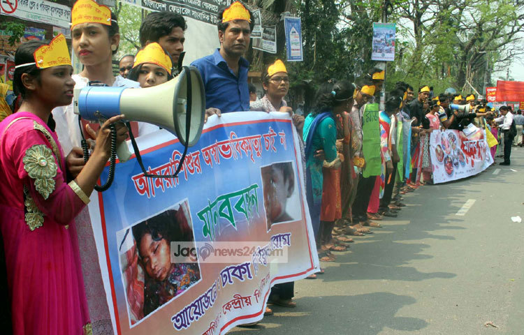 ঢাকা সিটি ইয়ুথ ফোরামের সভাপতি নিজাম হোসেন এ সময়ে বলেন, কোনো শিশু যেনো অস্বাভাবিক মৃত্যুবরণ না করে, শিশুরা যেনো যথাযথ মর্যাদায় বেঁচে থাকতে পারে এ পদক্ষেপ গ্রহণ জরুরি হয়ে দাঁড়িয়েছে। ছবি : বিপ্লব দিক্ষিৎ