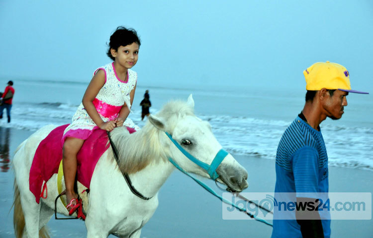 কক্সেসবাজারের সমুদ্র সৈকতে এক শিশু ঘোড়ার পিঠে চড়ছে। সম্প্রতি কক্সবাজারের সমুদ্র সৈকত থেকে ছবিটি তুলেছেন- বিপ্লব দিক্ষিৎ