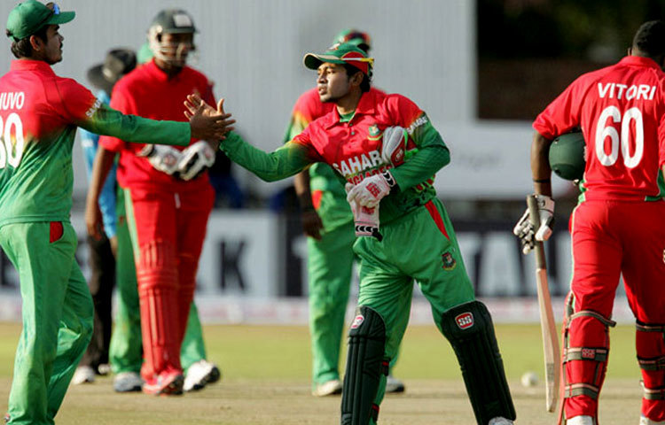 ১২ মে ২০১৩ : বুলাওয়েতে প্রথমে ব্যাট করে ১৬৮ রান তুলেছিল বাংলাদেশ। কিন্তু সেই লক্ষ্যে পৌঁছতে পারেনি জিম্বাবুয়ে। চার উইকেট নিয়েছিলেন সাকিব আল হাসান। সঙ্গে ৪০ রান করেছিলেন। ব্যাটে বলে এই জয়ের পিছনে বড় অবদান ছিল তার।