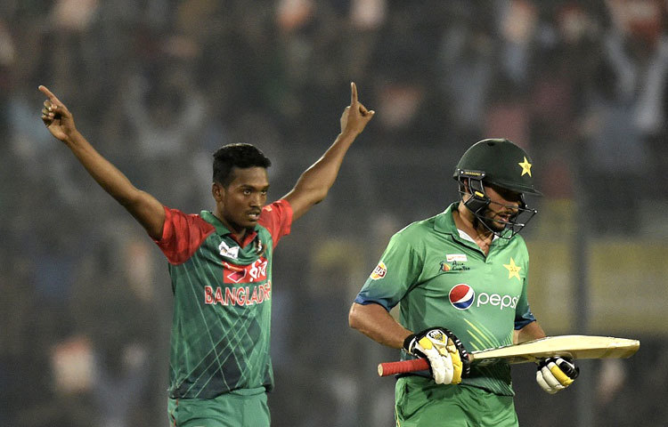 ঢাকার শের-ই-বাংলা জাতীয় ক্রিকেট স্টেডিয়ামে গতকাল বুধবার এশিয়া কাপ ক্রিকেটের উত্তেজনাপূর্ণ খেলায় পাকিস্তানের অধিনায়ক শহিদ আফ্রিদিকে শূন্য রানে আউট করার পর বাংলাদেশি বোলার আল আমিনের উল্লাস।