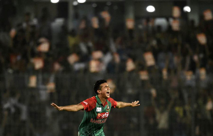 বিজয়ের আনন্দে উড়ছেন তাসকিন।