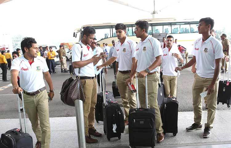 প্রস্তুত মুশফিক, সাকিব। এগিয়ে আসছেন নাসির হোসেন।