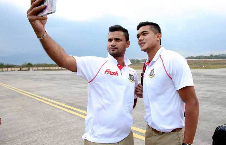 সেলফি ছাড়া এখন যেনো আর চলেই না! তাই তো সেলফি তোলায় মগ্ন মাশরাফি ও তাসকিন।