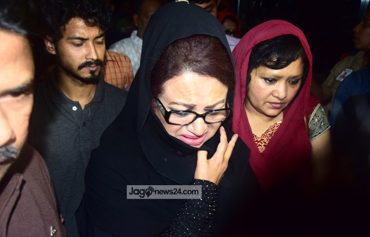 চলে গলেন গুণী অভিনেত্রী পারভিন সুলতানা দিতি। আজ রোববার ( ২০ মার্চ) বিকালে রাজধানীর ইউনাইটেড হাসপাতালে তিনি শেষ নিঃশ্বাস ত্যাগ করেন।দিতিকে শেষ দেখা দেখতে গিয়ে কান্নায় ভেঙ্গে ববিতা। ছবি : মাহবুব আলম।