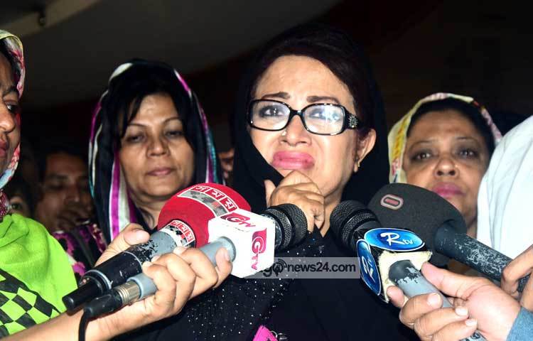 দিতির মৃত্যুর খবরে শোবিজঅঙ্গনে নেমে এসেছে শোকের ছায়া। দিতিকে এক নজর দেখার জন্য দীর্ঘদিনের সহকর্মীরা হাসপাতালে ছুটে যান। দিতিকে শেষ দেখা দেখতে গিয়ে কান্নায় ভেঙ্গে ববিতা।ছবি : মাহবুব আলম।