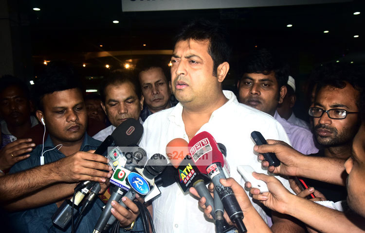 এ সময় হাসপাতালে উপস্থিত ছিলেন, ববিতা, মৌসুমী, সুবর্ণা মুস্তাফা, ওমর সানী, মিশা সওদাগর, মুশফিকুর রহমান গুলজার, সুব্রত, অরুণা বিশ্বাস, এসএহক অলিক, আরিফ খান, চয়নিকা চৌধুরী, বাঁধন প্রমুখ। ছবি : মাহবুব আলম। 