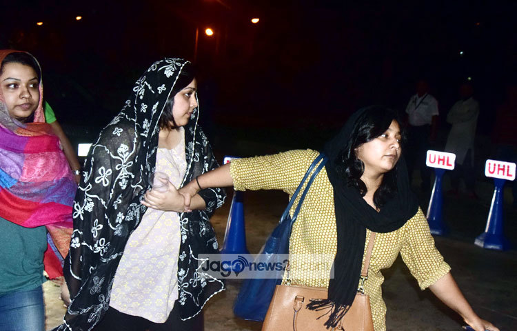 মাকে হারিয়ে শোকে বিহবল সদ্যপ্রয়াত দিতির কন্যা লামিয়া (মাঝে)। ছবি : মাহবুব আলম।