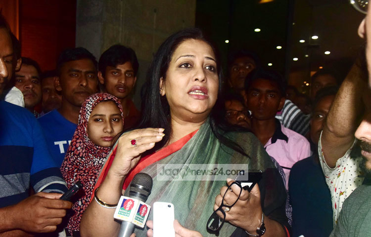 এ সময় হাসপাতালে উপস্থিত ছিলেন, ববিতা, মৌসুমী, সুবর্ণা মুস্তাফা, ওমর সানী, মিশা সওদাগর, মুশফিকুর রহমান গুলজার, সুব্রত, অরুণা বিশ্বাস, এসএহক অলিক, আরিফ খান, চয়নিকা চৌধুরী, বাঁধন প্রমুখ। ছবি : মাহবুব আলম। 