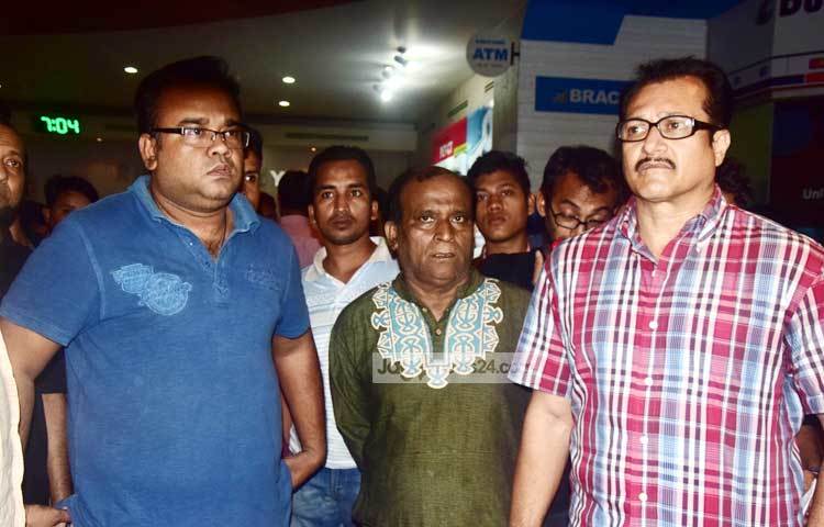 এ সময় হাসপাতালে উপস্থিত ছিলেন, ববিতা, মৌসুমী, সুবর্ণা মুস্তাফা, ওমর সানী, মিশা সওদাগর, মুশফিকুর রহমান গুলজার, সুব্রত, অরুণা বিশ্বাস, এসএহক অলিক, আরিফ খান, চয়নিকা চৌধুরী, বাঁধন প্রমুখ। ছবি : মাহবুব আলম। 