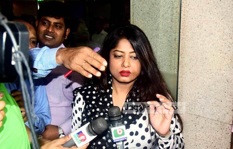 সহকর্মীদের অশ্রুসিক্ত কান্নায় মুহূর্তেই হাসপাতালের পরিবেশ ভারী হয়ে ওঠে। ছবি : মাহবুব আলম।