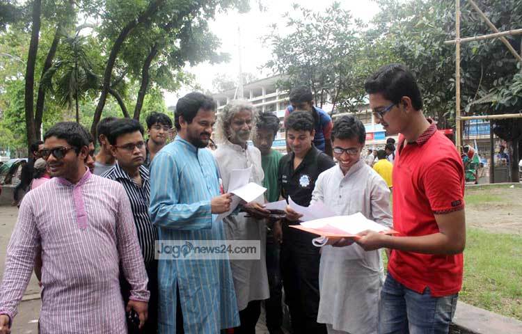 গণজাগরণ মঞ্চের মুখপাত্র ডা. ইমরান এইচ সরকার সোহাগী জাহান তনু হত্যার প্রতিবাদে ঢাকা বিশ্ব বিদ্যালয়ে গণস্বাক্ষর কর্যক্রমে অংশ নেন। ছবি : বিপ্লব দিক্ষিৎ।