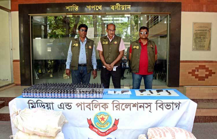 রাজধানীর বিভিন্ন এলাকা থেকে অস্ত্রসহ বিপুল পরিমাণে ফেনসিডিল আটক করে ডিবি। ছবি : বিপ্লব দিক্ষিৎ।