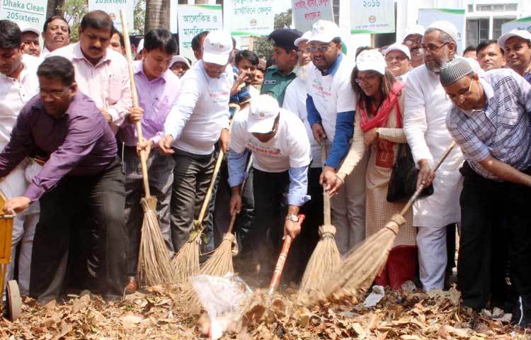 ঢাকা দক্ষিণ সিটি কর্পোরেশনের মেয়র মোহাম্মদ সাঈদ খোকনের সঙ্গে এ সময়ে পরিচ্ছন্নতা কাজে সিটি কর্পোরেশনের কর্মকর্তা ও কর্মচারীও অংশগ্রহণ করে। ছবি : বিপ্লব দিক্ষিৎ।