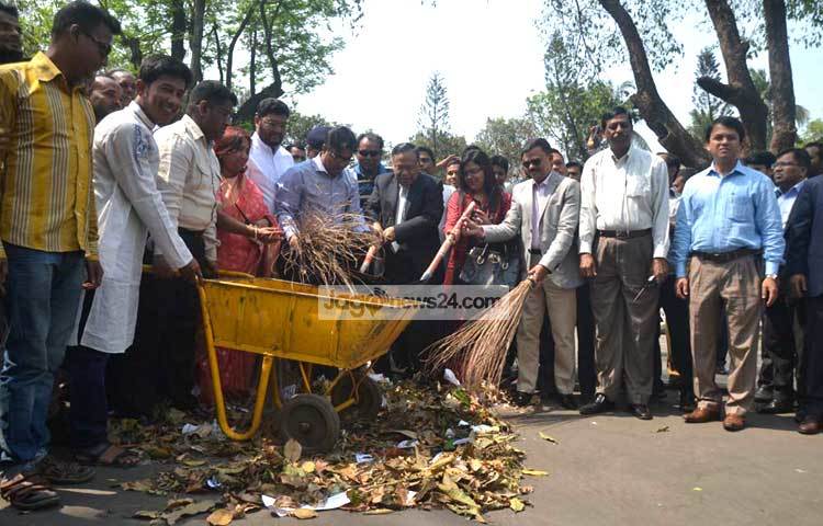 আজ ঢাকা দক্ষিণ সিটি কর্পোরেশনের মেয়র মোহাম্মদ সাঈদ খোকন পরিষ্কার-পরিচ্ছন্নতা কার্যক্রমে নামেন। ছবি : বিপ্লব দিক্ষিৎ।
