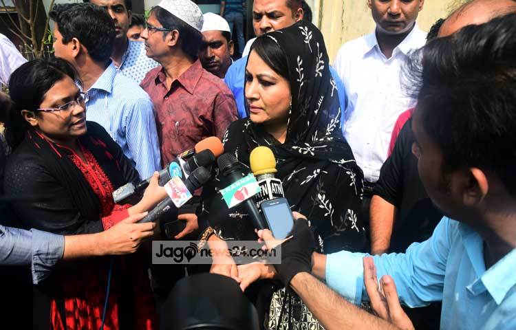 গণমাধ্যমের কাছে প্রিয় সহকর্মী দিতিকে হারানোর শোক ও বেদনা প্রকাশ করছেন চিত্রনায়িকা চম্পা। ছবি : মাহবুব আলম।