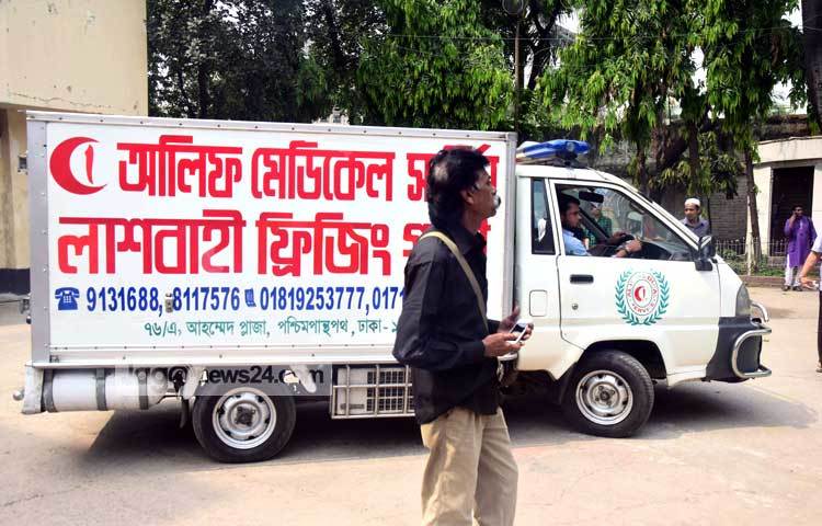 প্রয়াত দিতির মরদেহবাহী গাড়ি। ছবি : মাহবুব আলম।