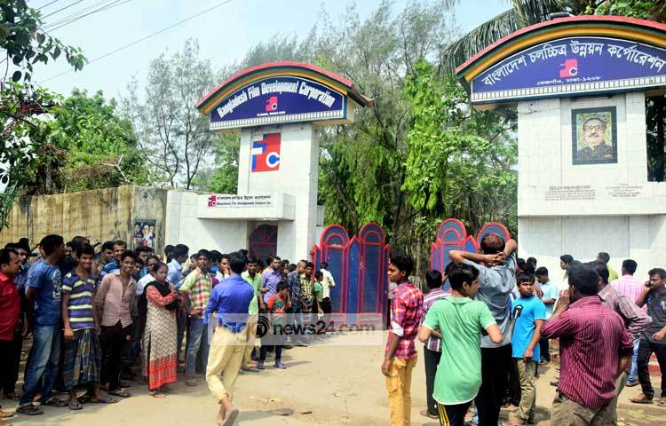 সদ্যপ্রয়াত চিত্রনায়িকা দিতির মরদেহ নিয়ে আসার অপেক্ষায় ভক্তরা এফডিসির গেটে দাঁড়িয়ে আছে। ছবি : মাহবুব আলম।