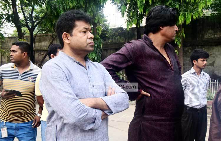 প্রিয় নায়িকা দিতিকে অন্তিম শ্রদ্ধা জানাতে এসেছিলেন কণ্ঠশিল্পী মনির খান। ছবি : মাহবুব আলম।