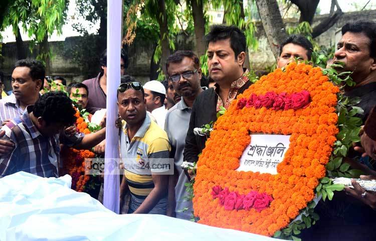 প্রয়াত দিতিকে সহকর্মীরা ফুলেল শ্রদ্ধা জানাচ্ছেন। ছবি : মাহবুব আলম।