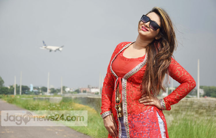 দীপালি মঞ্চে থেকে অভিনয় জীবন শুরু করেন। শিশু স্কুলের পড়ার সময়ে একাডেমির হয়ে বেশকিছু নাটকে অভিনয় করেছেন। তারপর &lsquo;কিশোর থিয়েটার&rsquo;, &lsquo;পিপলস থিয়েটার&rsquo;, অঙ্গন ললিতকলা কেন্দ্রের বেশ কিছু নাটকে অভিনয় করেছেন। ছবি : মাহবুব আলম