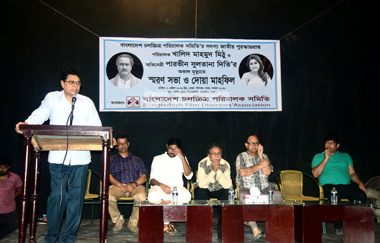 প্রয়াত চিত্রনায়িকা দিতি ও নির্মাতা খালিদ মাহমুদ মিঠুর স্মরণ সভায় বক্তৃতা করছেন চিত্রনায়ক আলমগীর। ছবি : মাহবুব আলম।