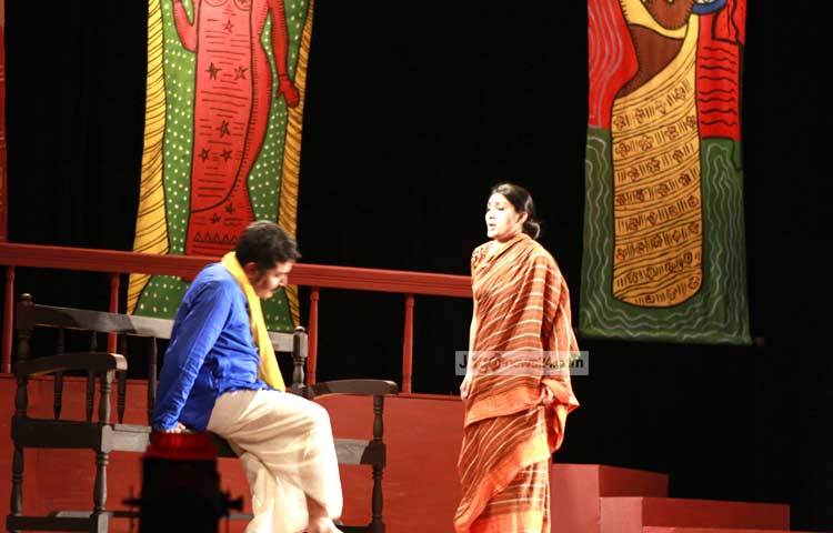 এ উৎসবে শনিবার উদ্বোধনী দিনে আলী যাকের নির্দেশিত নাটক দর্পণে শরৎ শশী মঞ্চস্থ করে ঢাকার দেশ নাট্যদল।