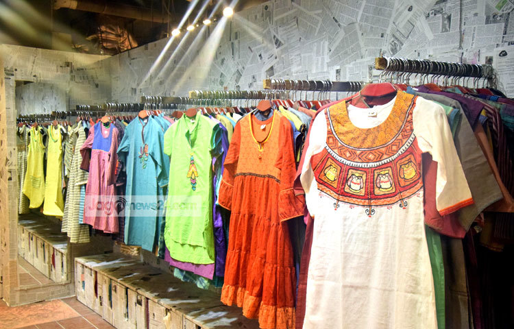 এবারের পহেলা বৈশাখে দেশের অন্যতম ফ্যাশন হাউজ দেশীদশ বর্ণীল সব পোশাকের আয়োজন করেছে। ছবি : মাহবুব আলম।