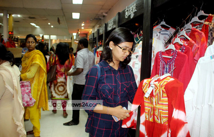 আবহমান বাংলার ঐতিহ্যের সঙ্গে সামঞ্জস্য রেখে বরাবরের মত এবারও আড়ং বৈশাখের বাহারি পোশাক এনেছে। ছবি : বিপ্লব দিক্ষিৎ।