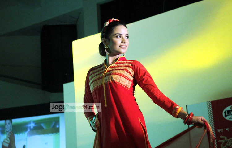 ফ্যাশন এন্টারপ্রেনারস অ্যাসোসিয়েশন অব বাংলাদেশ (এফইবি) এর উদ্যোগে শিল্পকলা একাডেমিতে অনুষ্ঠিত হয়েছে বৈশাখী ফ্যাশন শো- ১৪২৩। ছবি : মাহবুব আলম।