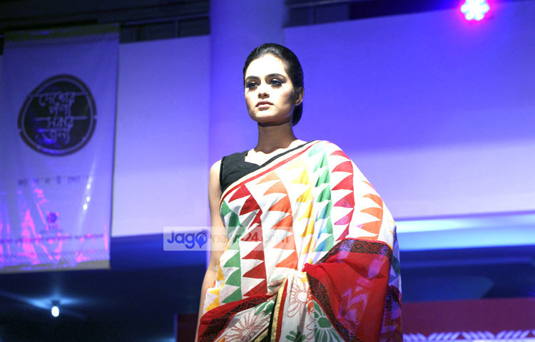 এ ফ্যাশন শোর কোরিওগ্রাফার ছিলেন আজরা মাহমুদ। ছবি : মাহবুব আলম।