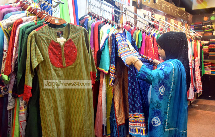 এ সময়ের ক্রেতাদের কথা মাথায় রেখে দেশীদশের প্রতিটি পোশাকে রং ও ডিজাইনে ভিন্নতা আনা হয়েছে। ছবি : মাহবুব আলম।