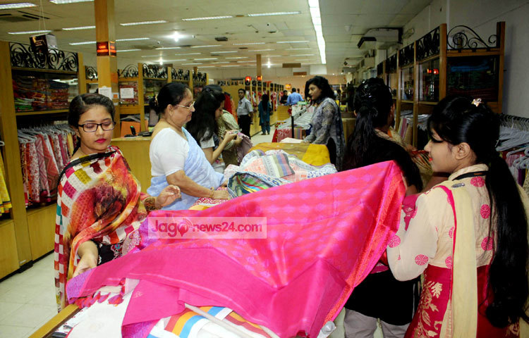 বৈশাখ মানেই যে লাল-সাদা, সেই চিন্তা মাথায় রেখেই আড়ং সেজেছে লাল-সাদা পোশাকে। ছবি : বিপ্লব দিক্ষিৎ।