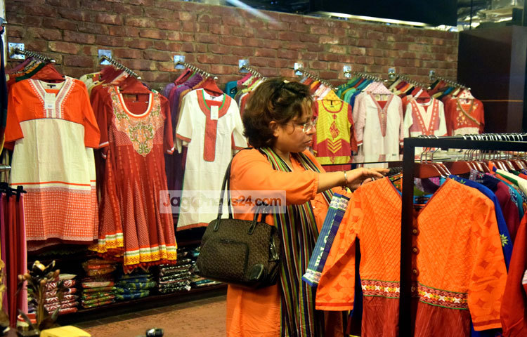 সব বয়সী ফ্যাশন সচেতন মানুষের জন্য পোশাক এনেছে দেশীদশ।ছবি : মাহবুব আলম।