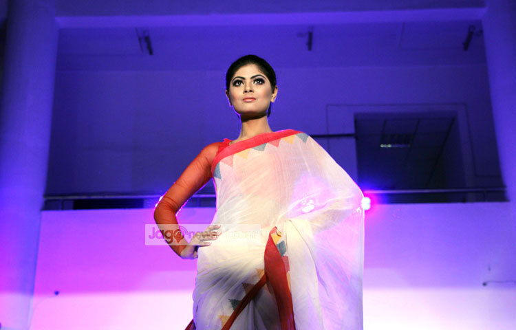 লাল সাদা শাড়িতে মানিয়েছে বেশ। ছবি : মাহবুব আলম।