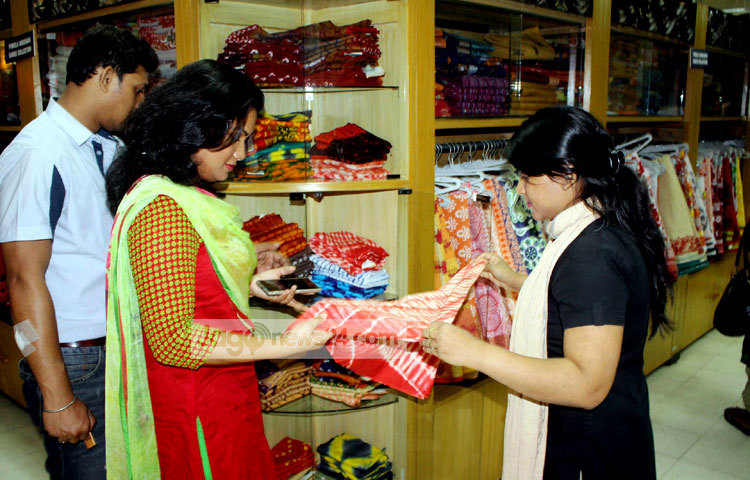 নিজের পছন্দের পোশাকটি বাছাই করছেন একজন ক্রেতা। ছবি : বিপ্লব দিক্ষিৎ।