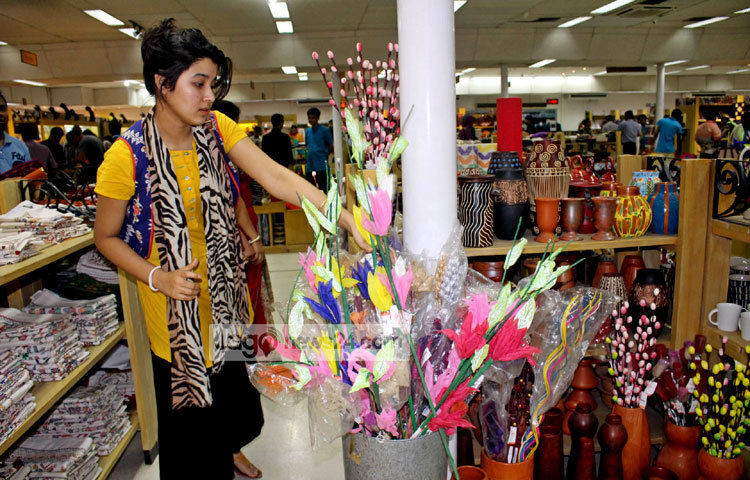 বৈশাখে ঘর সাজানোর জন্যও পাওয়া যাবে নানা উপকরণ। ছবি : বিপ্লব দিক্ষিৎ।