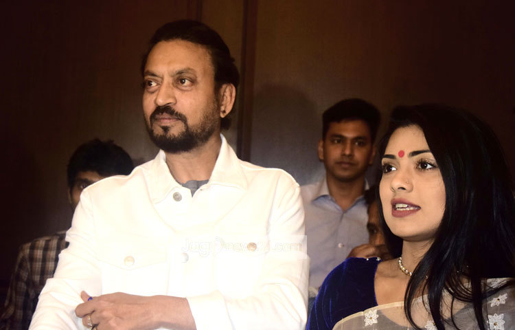 মহরত শেষে ক্যামেরাবন্দী হয়েছেন &lsquo;ডুব&rsquo; ছবির নায়ক ইরফান খান ও নায়িকা নুসরাত ইমরোজ তিশা। ছবি : মাহবুব আলম।