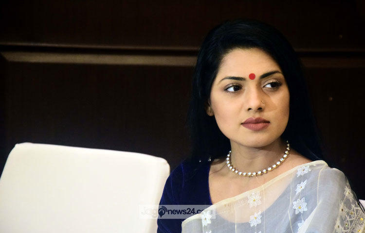 মনে হচ্ছে গভীর ভাবনায় ডুবে আছেন তিশা। হয়তো ভাবছেন তার অভিনয় প্রতিভার সবটুকু উজাড় করে &lsquo;ডুব&rsquo; ছবিতে রূপদান করবেন। ছবি : মাহবুব আলম।