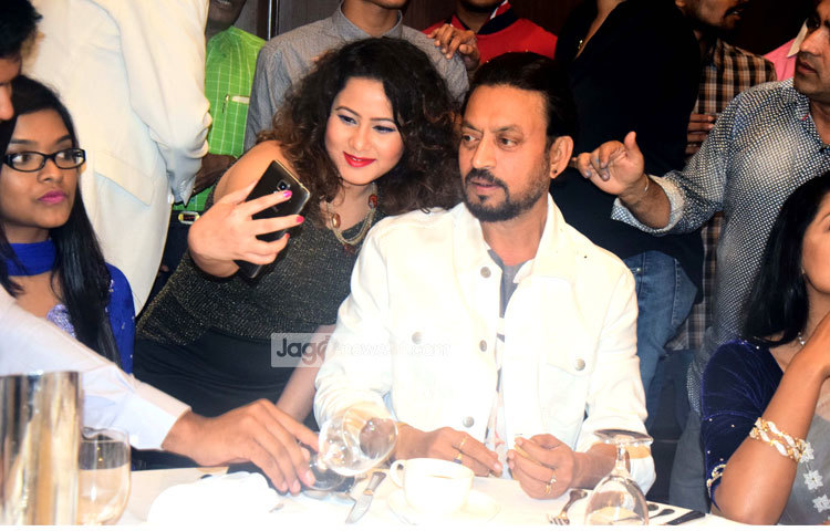 &lsquo;ডুব&rsquo; ছবির নায়ক ইরফান খানকে ঘিরে সবাই সেলফি তোলায় মগ্ন। ছবি : মাহবুব আলম।