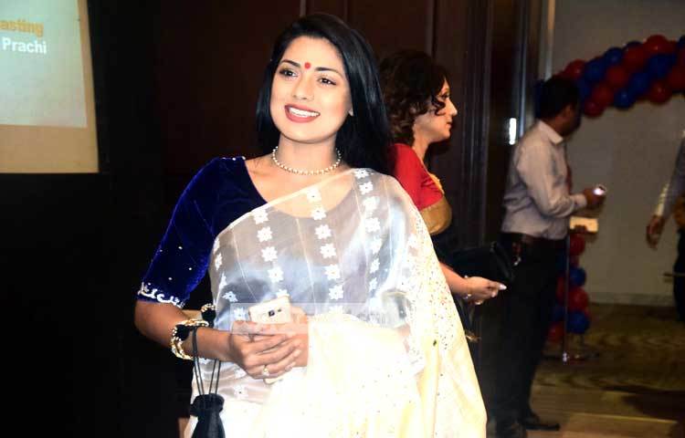 হাস্যোজ্জ্বল ভঙ্গিতে &lsquo;ডুব&rsquo; ছবির নায়িকা নুসরাত ইমরোজ তিশা। ছবি : মাহবুব আলম।