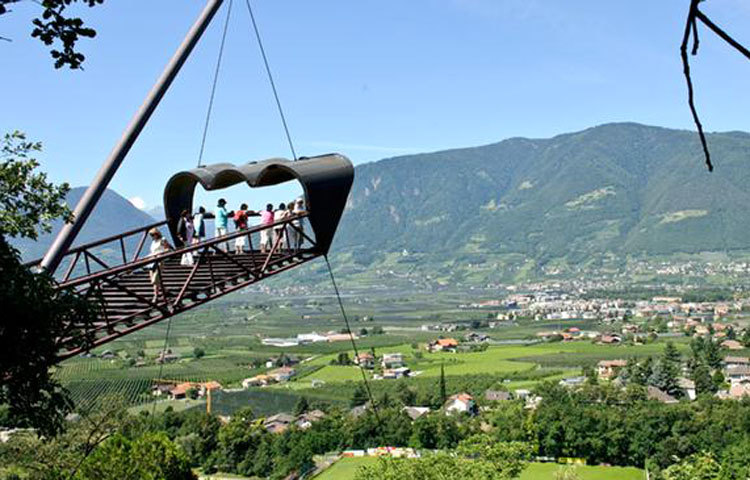 &nbsp;দুরবিন : ইটালির মেরানের বটানিকাল গার্ডেনে একটি সুবিশাল &lsquo;দুরবিন&rsquo; আছে। যা থেকে আল্পস পর্বতমালার দৃশ্য উপভোগ করা যায়৷