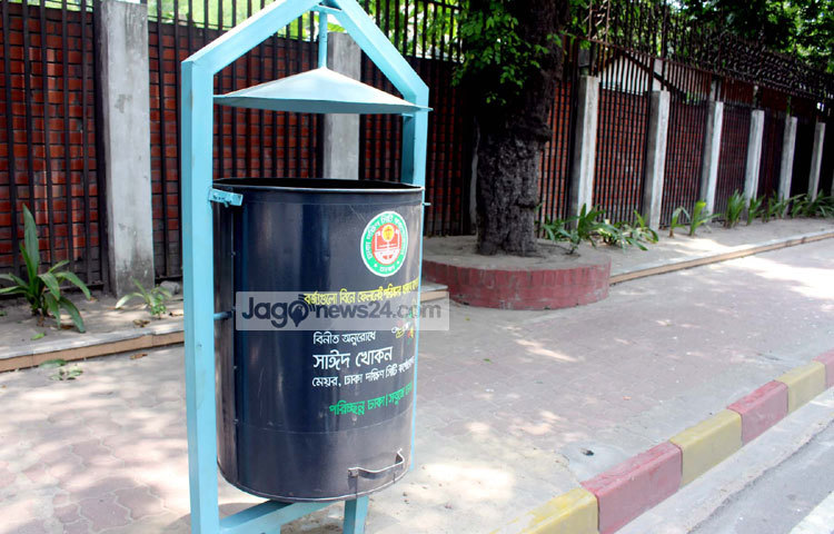 যত্রতত্র ময়লা-আবর্জনা ফেলা বন্ধ করতে ঢাকার দুই সিটি কর্পোরেশনের (ডিএসসিসি) পক্ষ থেকে রাজধানীতে ছোট-ছোট ১০ হাজার ৭০০টি ডাস্টবিন বসানোর কাজ শুরু হয়েছে। ছবি : বিপ্লব দিক্ষিৎ।